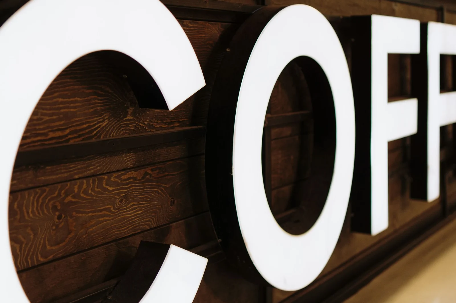 Letras gigantes en un cartel exterior