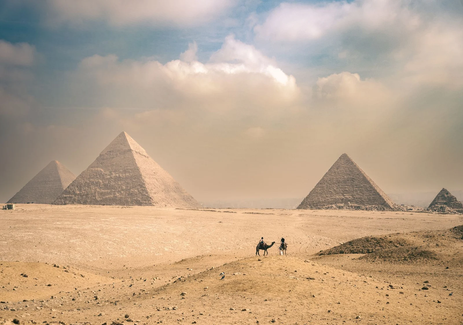 Pirámides de Egipto en el desierto