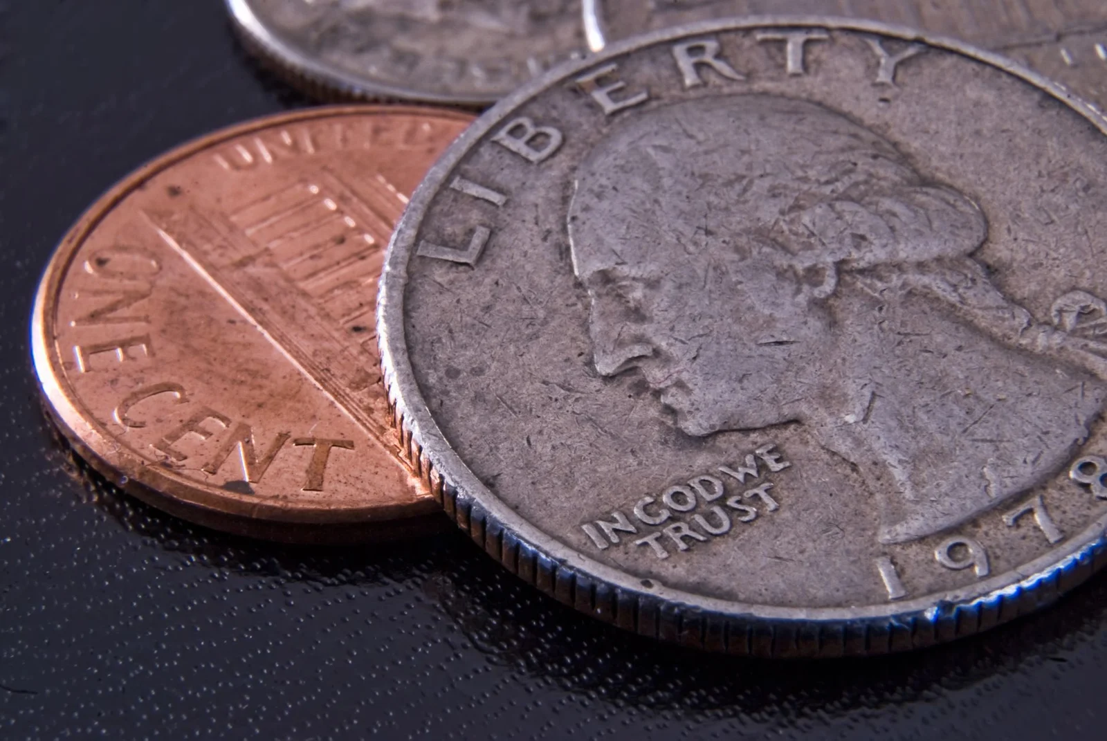 Monedas pequeñas vistas de cerca sobre una superficie