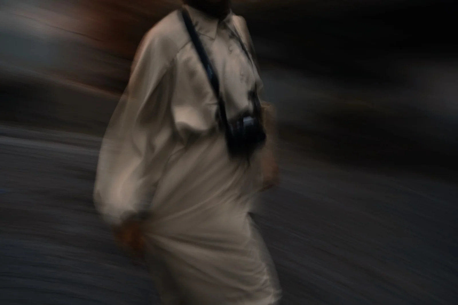 Peatón cruzando una calle con desenfoque de movimiento
