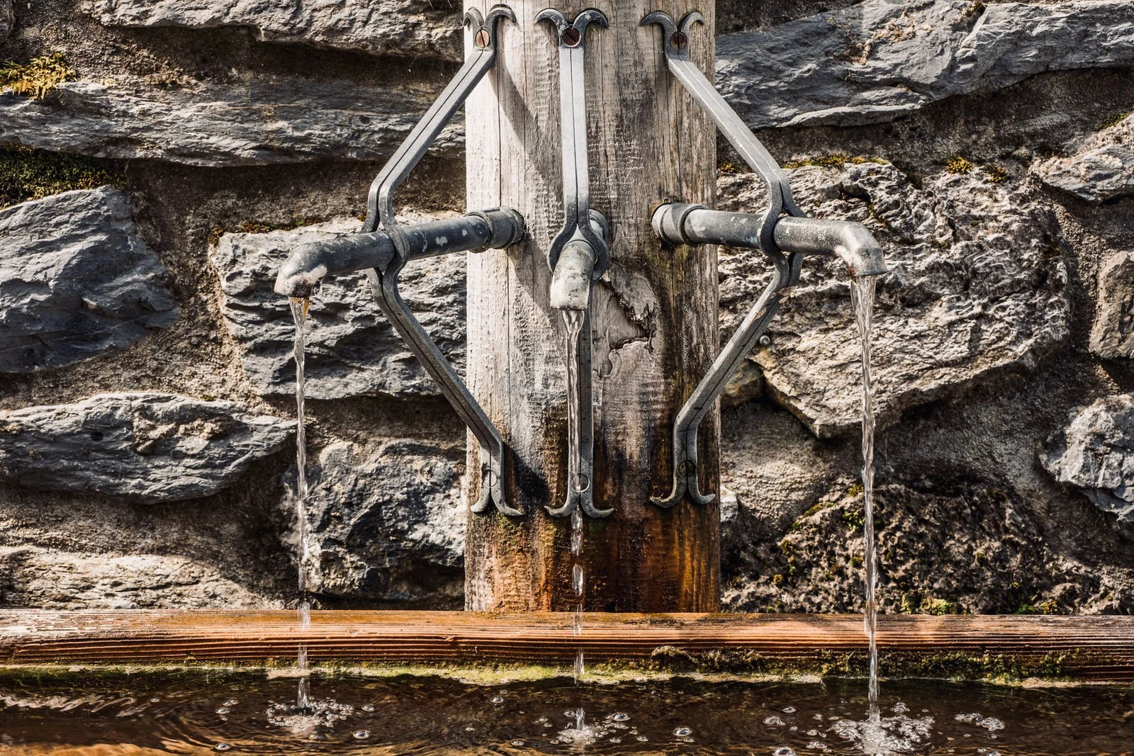 Agua fluyendo en una fuente pública